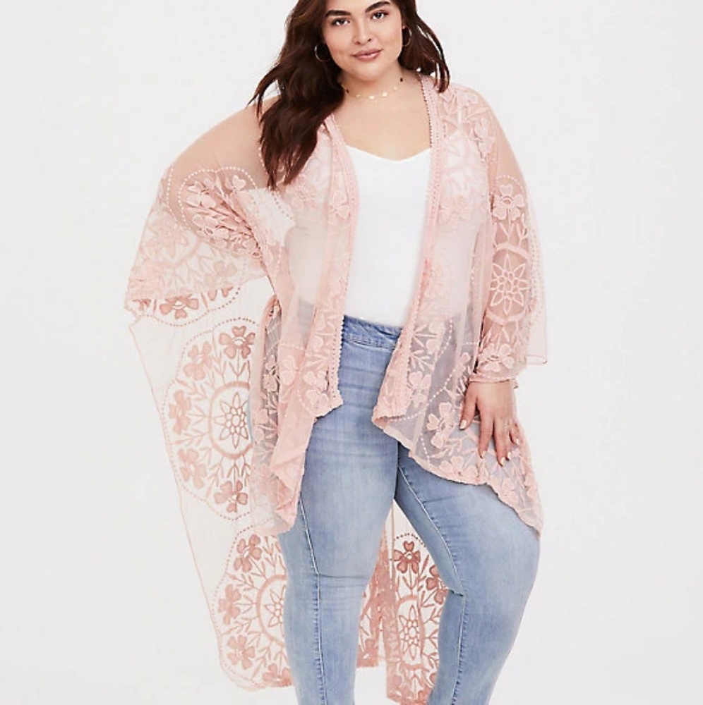 BLUSH SCALLOPED LACE RUANA